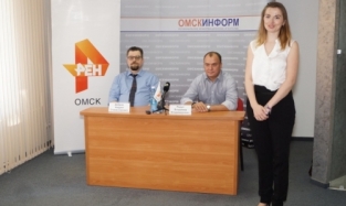 На пресс-конференции Андрея Доброва журналистов угостили блинчиками с сёмгой