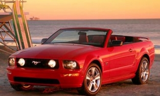 Омич продаёт красный кабриолет Ford Mustang, привезённый из США, за 890 тысяч