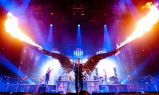 Группа Rammstein потребовала от организаторов концерта в Москве массажистов, газон и алкоголь