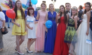 Выпускной триколор: будущие омские студентки выбирают «белый, синий, красный»