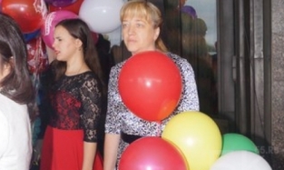 Спехова напоминала выпускницу школы в вечернем платье и с воздушными шарами
