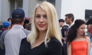 Роскошная блондинка «Единой России» Ангелина Рамих демонстрировала на скачках страстный образ