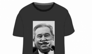 Омичи одобрили портрет улыбающегося Леонида Полежаева на футболках