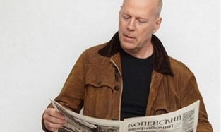 Голливудские звезды с упоением читают русскую газету 