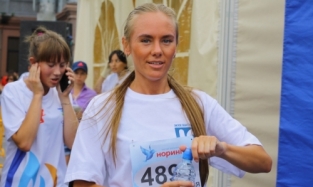 Загорелая красотка Юлия Ковыршина пробежала на марафоне 5-километровую дистанцию