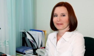 Наталья Чеченко, «проверяющая» мужа-министра финансов, предпочитает освежающий цвет волос