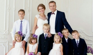 Антон Кудрявцев, который в одиночку воспитывал 6 детей, женился и взял под опеку еще двоих
