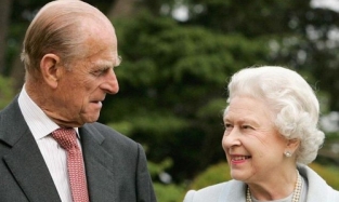 90-летняя английская королева и ее 95-летний муж заболели гриппом