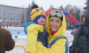 Предприниматель Дмитрий Карев с сыном и женой на полумарафон прибыли в костюмах миньонов