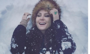 Рената Литвинова пьет чай на фоне гор и валяется в снегу