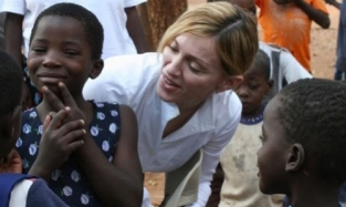Мадонна добилась разрешения на удочерение близнецов из африканского приюта