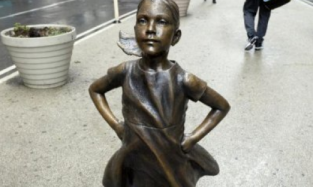 На Уолл-стрит 8 марта установили памятник в виде смелой девочки