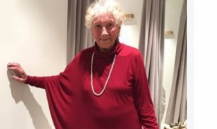 Пользователи Facebook помогли 93-летней Сильвии Мартин выбрать свадебное платье