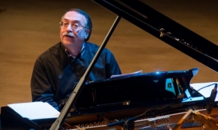 Музыкальную программу JazzПарка откроет выступление трио Даниила Крамера