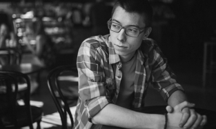 Омич Дмитрий Сергиенко написал мистический триллер, сидя вечерами в кафе