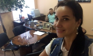 Омская красавица Александра Данилюк отвлекает мужа от работы 