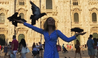 Стефания Маликова покормила итальянских голубей 