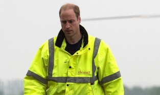 Внук королевы Великобритании принц Уильям завершает карьеру пилота