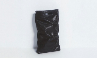 Модный бренд Helmut Lang выпустил сумку в виде мусорного пакета стоимостью $500