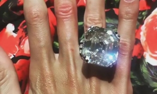 Омская модель Ксения Царицына на собственной свадьбе красовалась кольцом с бриллиантом в 70 карат