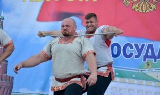 В Омске брутальные мужи продемонстрировали свою силушку