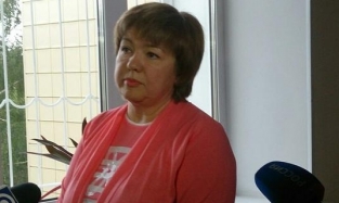 Экс-начфин Омского УМВД своим нарядом демонстрировала в суде жизнерадостность