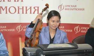 Японка Саяко Седжи сыграет в Омске на самой известной скрипке Страдивари