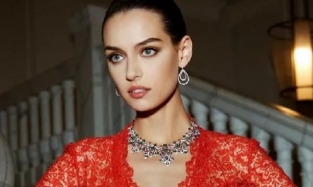 Омская модель Анастасия Свириденко вновь поделилась фотографией со съемок для люксового журнала