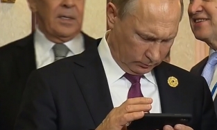 Владимира Путина заметили с самым свежим айфоном