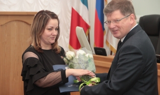 Депутата Поршневу спикер Горсовета одарил цветами