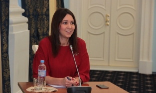 Выход в свет в красном: первый бал нового пресс-секретаря Буркова