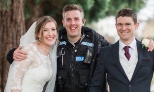 Молодожены в Англии устроили свадебную фотосессию с наркополицейскими