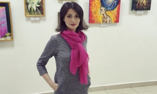 Омская художница Дина Грин выбрала для своего лука удачное сочетание серого с розовым