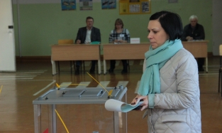 Омская звезда-стрелок проголосовала в школе, где неважно с физкультурой   
