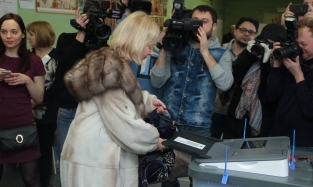 Жена Буркова на выборах продемонстрировала два варианта верхней одежды