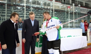 Омский врио губернатора теперь, наконец, с хоккейной клюшкой