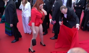 Модель Юлия Рыбьякова лишилась юбки на красной дорожке