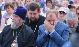 День России: вице-губернатор в окружении служителей культа, а вице-мэр сверкнула коленками