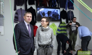 Директор омского фестиваля «Арт-резиденция» показала мэру, как носить брюки