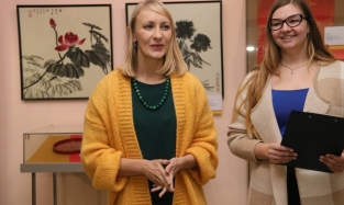 Зам директора ОГИК музея открывала выставку в желто-зеленом