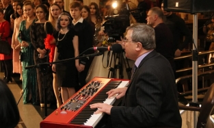 Депутат Госдумы спел для омских студентов