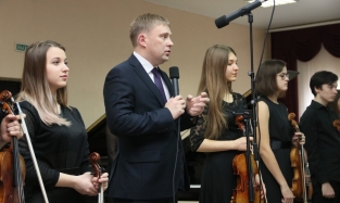 Омского министра культуры обрамили прекрасными скрипачками