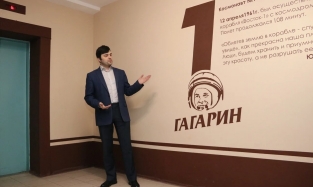 Омский преподаватель превратил подъезд многоэтажки в путеводитель по космосу