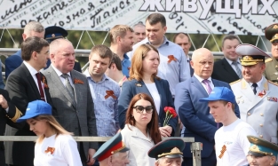 Модный провал: глава минстроя Заев пришел на парад в мятой рубашке