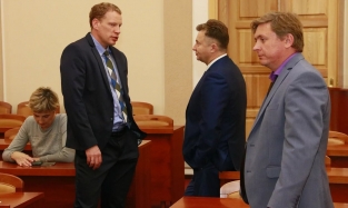  Омские прокуроры носят есенинские кудри и любят геометрию 