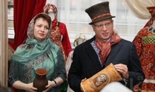 Окунулись в фольклор: мэр и губернатор примерили народные костюмы