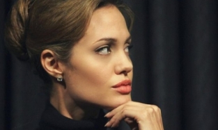 Анджелина Джоли снова ляжет под нож