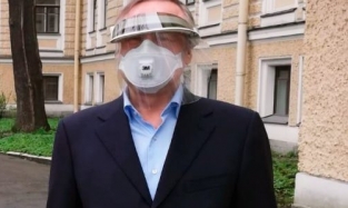 Инопланетяне прилетели: новый коронавирусный look губернатора Санкт-Петербурга 