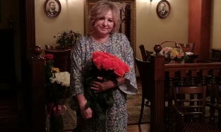 Платье в пол предпочла для встречи юбилея директор Омской филармонии  