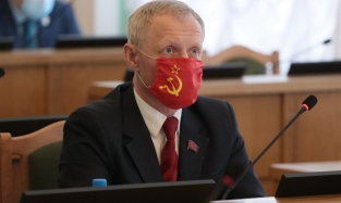 Горсоветовский коммунист Иван Федин пользуется советским флагом не по назначению